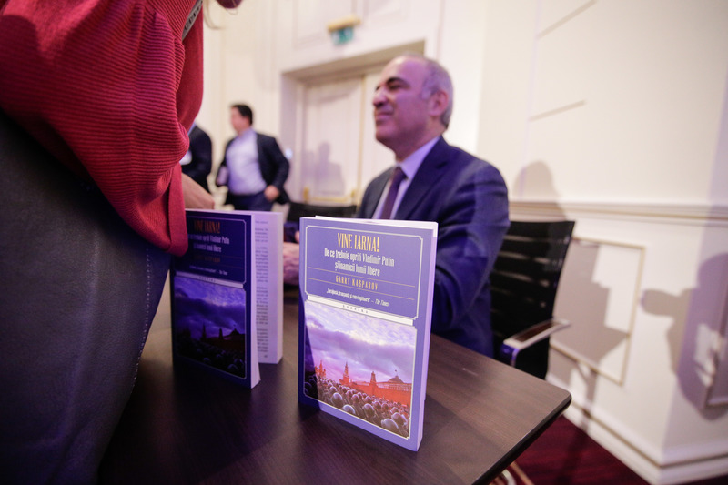 MAKING THE RIGHT MOVES I 
a Strategic Thinking Conference 