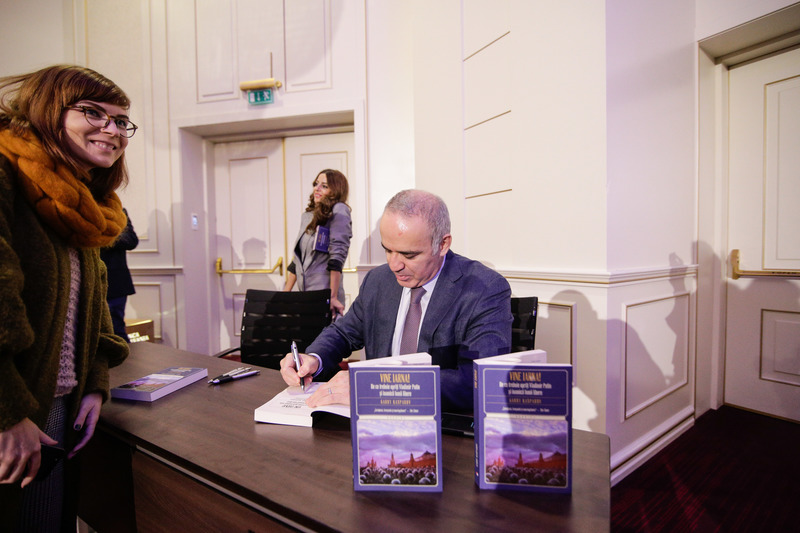 MAKING THE RIGHT MOVES I 
a Strategic Thinking Conference 