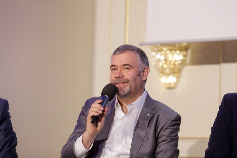 MAKING THE RIGHT MOVES I 
a Strategic Thinking Conference 