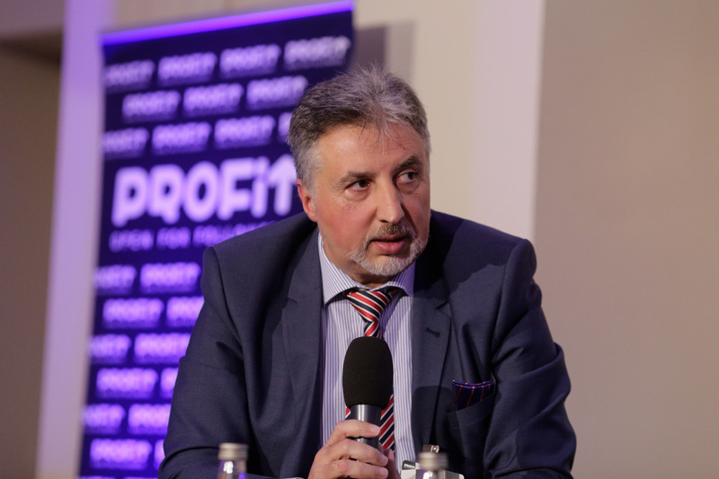 MAKING THE RIGHT MOVES I 
a Strategic Thinking Conference 