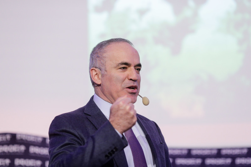 MAKING THE RIGHT MOVES I 
a Strategic Thinking Conference 