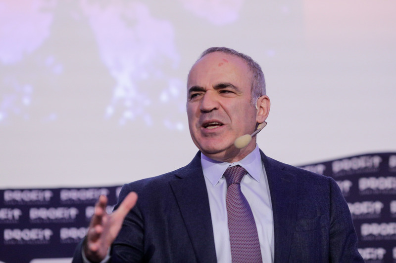 MAKING THE RIGHT MOVES I 
a Strategic Thinking Conference 