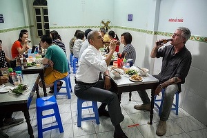 FOTO În Vietnam, Obama a mâncat într-un mic restaurant din Hanoi, luând prin  surprindere proprietarul