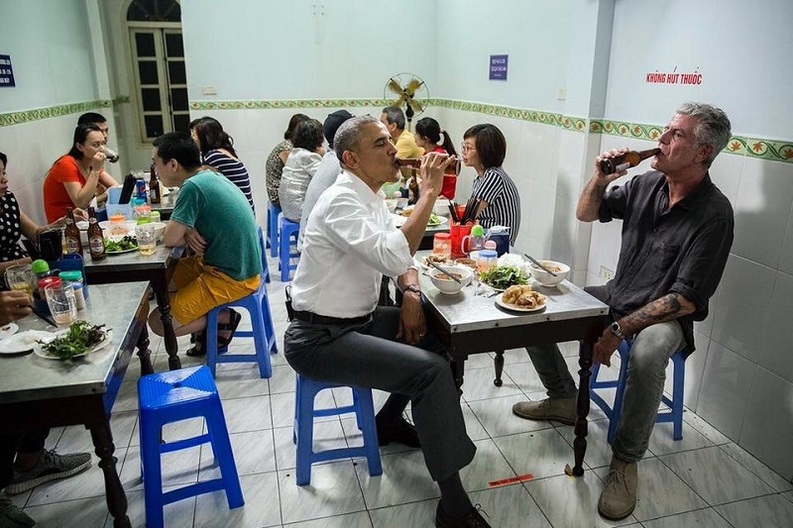 FOTO În Vietnam, Obama a mâncat într-un mic restaurant din Hanoi, luând prin surprindere proprietarul
