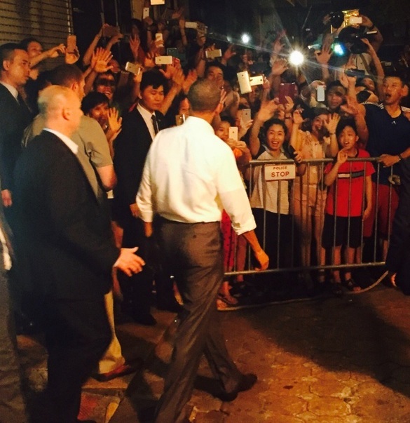 Localnicii din Hanoi l-au așteptat pe Obama în fața restaurantului Sursa foto:Twitter/Carol Lee