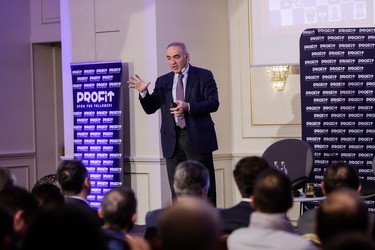 CONFERINȚA PROFIT Making the Right Moves: Kasparov: Putin reprezintă cealaltă fațetă a globalizării, dictatorii blufează pe termen scurt cu singura armă, conflictul. Anexarea Crimeei nu va fi ultimul caz dacă liderii Lumii Libere nu vor reacționa