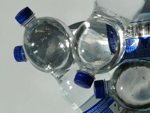 Concurența reclamă probleme pe piața apelor minerale și propune noi reguli de acordare a licențelor de exploatoare