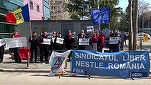 VIDEO Angajații Nestle au protestat în fața sediului central al companiei din București. Sindicaliștii amenință că vor intra în greva foamei dacă nu le vor fi onorate cerințele