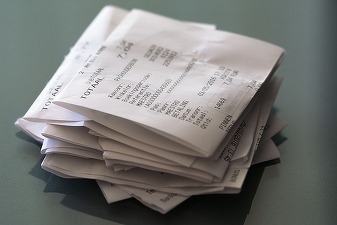 Numeroși angajați se descurcă greu cu cât câștigă și ajung să împrumute lunar bani până la următorul salariu. Românii nu pot sau nu vor însă să renunțe la a cheltui pe țigări și călătorii 