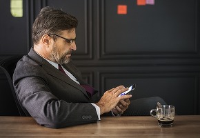 Mulți angajați spun că pierd zilnic până la 2 ore din timpul de lucru din cauza colegilor cu chef de vorbă, a telefoanelor sau a ședințelor interminabile