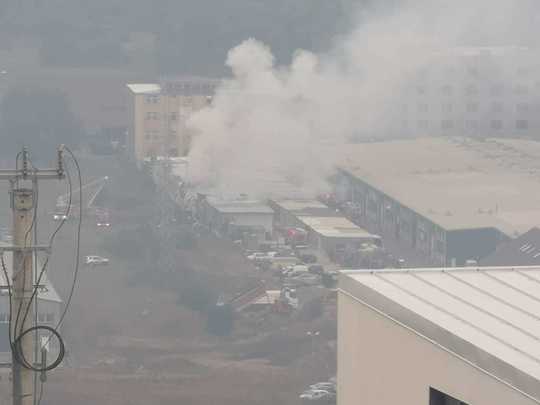 VIDEO&FOTO Incendiu puternic la un lanț de depozite din Florești