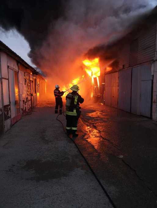 VIDEO&FOTO Incendiu puternic la un lanț de depozite din Florești