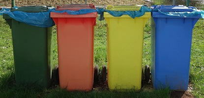 Primăriile vor fi obligate să finanțeze, cu câteva milioane de euro, achiziția de pubele pentru colectarea selectivă a deșeurilor în școli