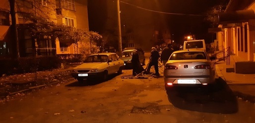 FOTO Vânt puternic în județul Hunedoara: Acoperișuri smulse, mașini avariate și un drum blocat