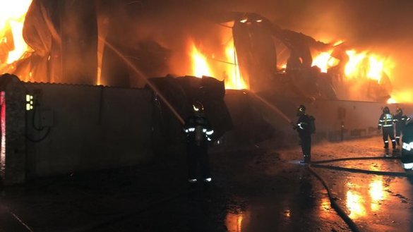 ULTIMA ORĂ VIDEO&FOTO Incendiu puternic la un depozit de PET-uri din Ilfov. A fost emis un mesaj RO-ALERT