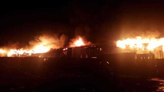 ULTIMA ORĂ VIDEO&FOTO Incendiu puternic la un depozit de PET-uri din Ilfov. A fost emis un mesaj RO-ALERT