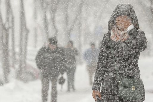 HARTĂ Avertizare meteo: Intensificări ale vântului și precipitații în întreaga țară. Cod galben de ninsori abundente în Moldova, în Carpații Meridionali și de Curbură