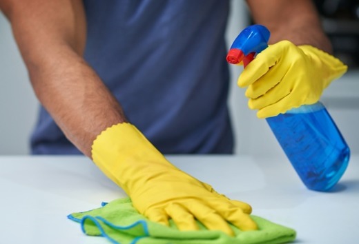 Un producător de dezinfectanți anunță că și-a triplat producția pentru a răspunde cererii explozive