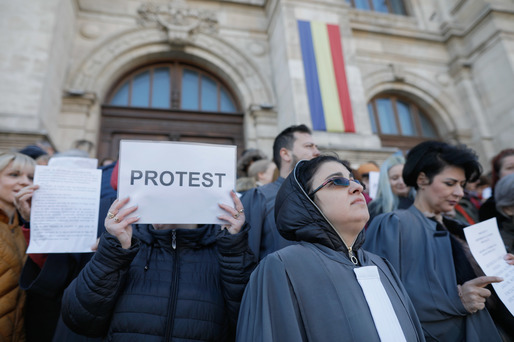Sondaj german: Doar jumătate din români cred că trăiesc în democrație. Peste două treimi consideră că Guvernul și companiile servesc interesele unor grupuri restrânse
