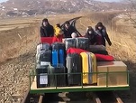 VIDEO Diplomați ruși părăsesc Coreea de Nord cu căruciorul