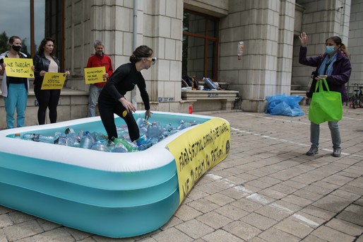 FOTO Protest în fața Ministerului Mediului cu piscină, PET-uri și "scafandri"