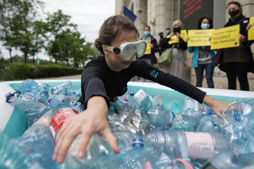 FOTO Protest în fața Ministerului Mediului cu piscină, PET-uri și "scafandri"