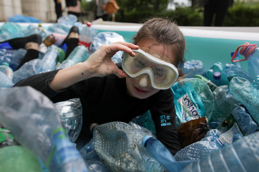 FOTO Protest în fața Ministerului Mediului cu piscină, PET-uri și "scafandri"