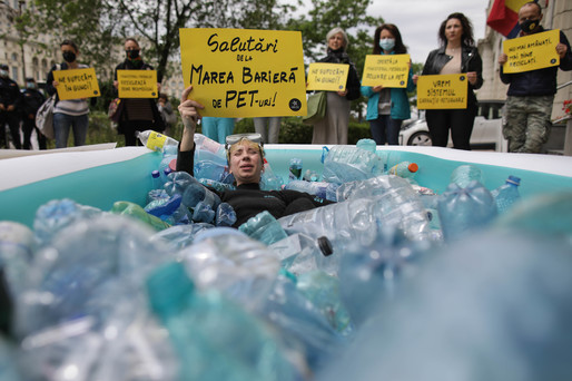 FOTO Protest în fața Ministerului Mediului cu piscină, PET-uri și "scafandri"