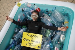 FOTO Protest în fața Ministerului Mediului cu piscină, PET-uri și "scafandri"