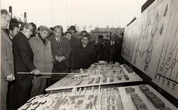 Vizita de lucru a lui Nicolae Ceaușescu în județul Sălaj, la Întreprinderea de armături industriale din fontă și oțel din Zalău.(21 octombrie 1976). Sursă: Online communism photo collection (http://fototeca.iiccr.ro/)