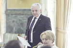 Isărescu iese și explică de ce a angajat-o pe Viorica Dăncilă la BNR: Lucrează de la birou, este foarte disciplinată....