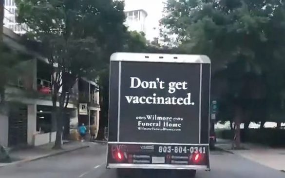 FOTO Campanie inedită: O mașină funerară cu mesajul ”Nu vă vaccinați” 