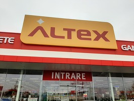 FOTO Incident rar - O femeie a încercat să dea foc unui magazin Altex