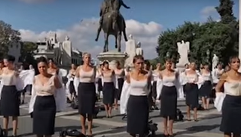 VIDEO Protest inedit la Roma. Fostele stewardese de la Alitalia s-au dezbrăcat în centrul orașului