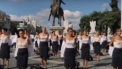 VIDEO Protest inedit la Roma. Fostele stewardese de la Alitalia s-au dezbrăcat în centrul orașului