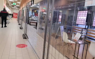 VIDEO Continuă instalarea de garduri în magazine pentru nevaccinați. Comerciantul, somat acum de ISU să renunțe 