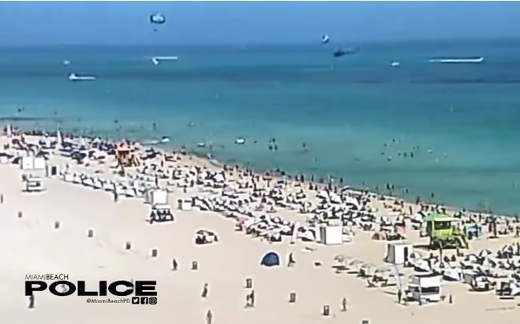 VIDEO Un elicopter s-a prăbușit în apă, pe o plajă din Miami, într-o zonă aglomerată, în care oamenii înotau