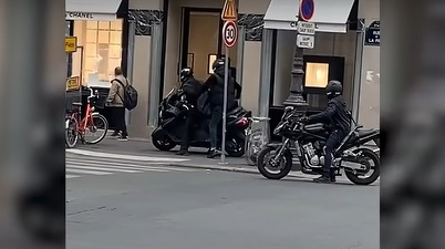 VIDEO Magazin de bijuterii de lux Chanel, jefuit în plină zi, în centrul Parisului