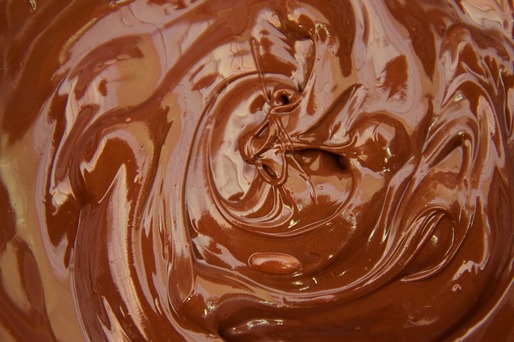 VIDEO Incident la M&M - Două persoane au căzut într-un rezervor plin cu ciocolată 