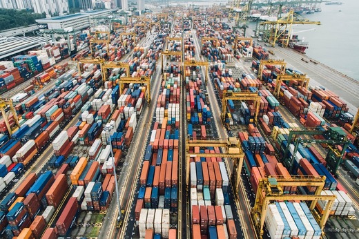 Schimburile comerciale româno-germane se apropie de 40 miliarde euro. "Deschizând noi zăcăminte de gaze naturale, România reprezintă un amplasament investițional bun pentru economia germană. Relațiile nu se pot decupla însă de evoluțiile geopolitice."