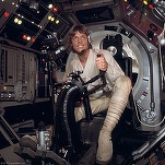 Actorul Mark Hamill, care l-a interpretat pe Luke Skywalker în seria Star Wars, spune că a trimis cel puțin 500 de drone pentru a ajuta Ucraina să lupte împotriva „Imperiului Răului”