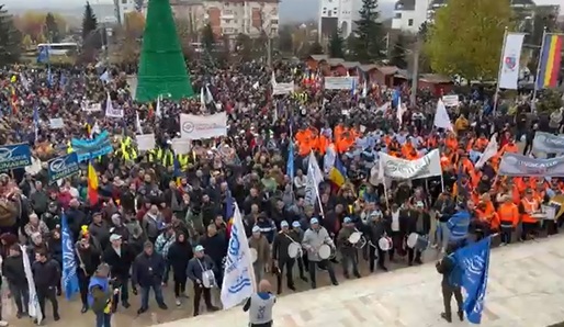 VIDEO Mii de angajați ai Dacia au ieșit în stradă