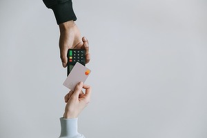 Poșta Română începe "Revoluția" - plata serviciilor cu cardul la domiciliu, oriunde în țară, împreună cu CEC Bank și Visa  