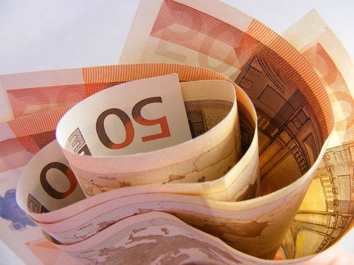 Euro, la un nou maxim al ultimilor peste 2 ani față de dolar