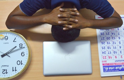 Angajații români regretă mai mult colegii decât activitatea sau salariul când părăsesc o companie