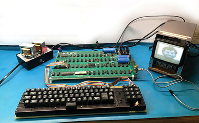 FOTO Un computer Apple 1, vândut la licitație pentru 375.000 dolari