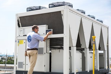 CONFIRMARE Compania daneză ISS Facility Services, cu aproape 1.300 de angajați pe piața locală, se retrage din România. B + N Referencia, liderul pieței din Ungaria, preia afacerea