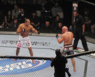Un nou gigant al sporturilor de luptă: UFC fuzionează cu WWE