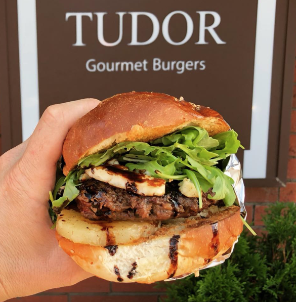 Tudor Gourmet Burgers își închide activitatea după un deceniu de prezență pe piață. Proprietar: Continuăm cu francizele și ne vom concentra pe producție și retail