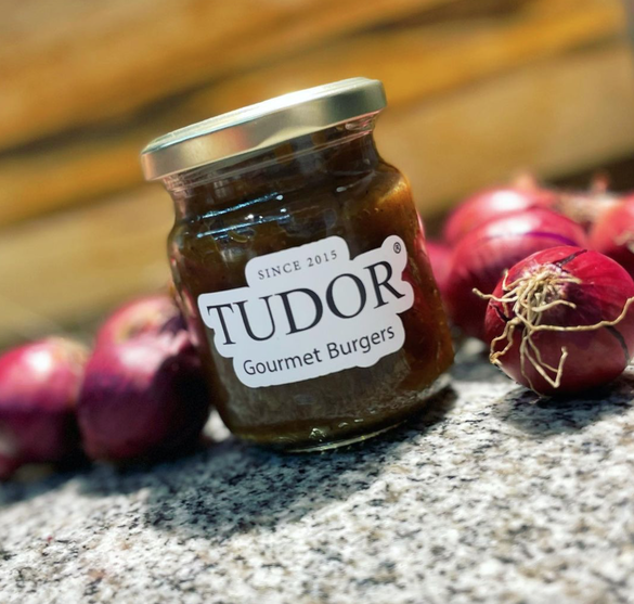 Tudor Gourmet Burgers își închide activitatea după un deceniu de prezență pe piață. Proprietar: Continuăm cu francizele și ne vom concentra pe producție și retail